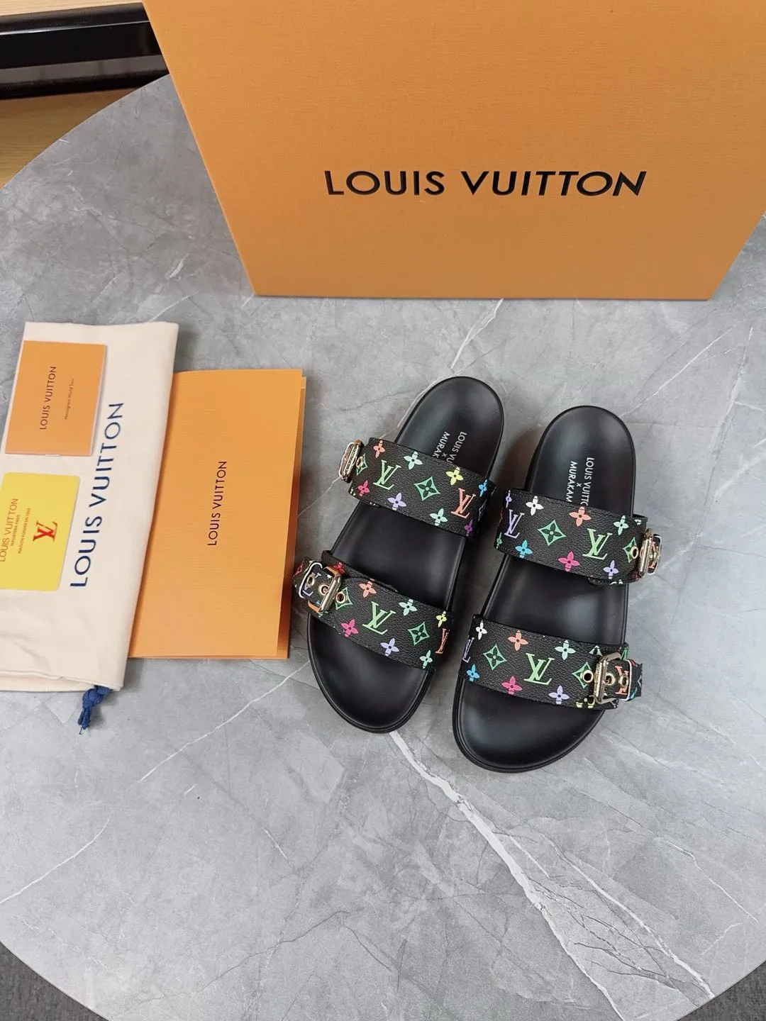 👟👟Ex-factory price 400👟👟 New slippers for spring and summer🌟The belt buckle is adjustable and elastic, full of beach style, original molded LV metal logo decoration, fashionable and beautiful, super versatile🤳🏻upper cowhide/customized imported jacquard fabric/original old-fashioned leather material, water-dyed sheepskin lining (water platform + wear-resistant velvet + rubber sole) three-layer combination outsole 🔶Size: Female 35-43 Male: 38-46